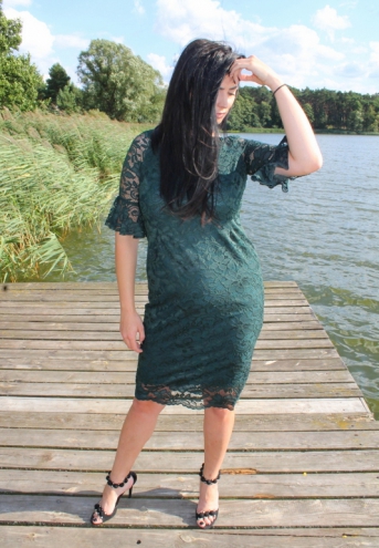 Sukienka Galla ołówkowa koronkowa falbany butelkowa zieleń