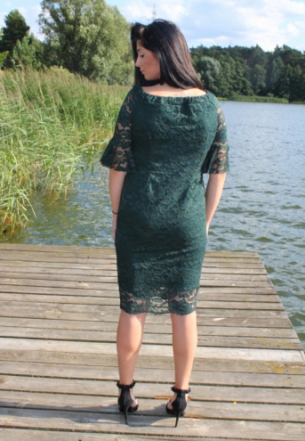Sukienka Galla ołówkowa koronkowa falbany butelkowa zieleń